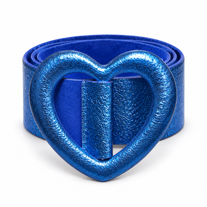 Cinturón corazón metalizado azul sobre fondo blanco