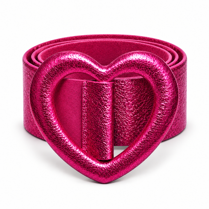Cinturón corazón metalizado fucsia sobre fondo blanco