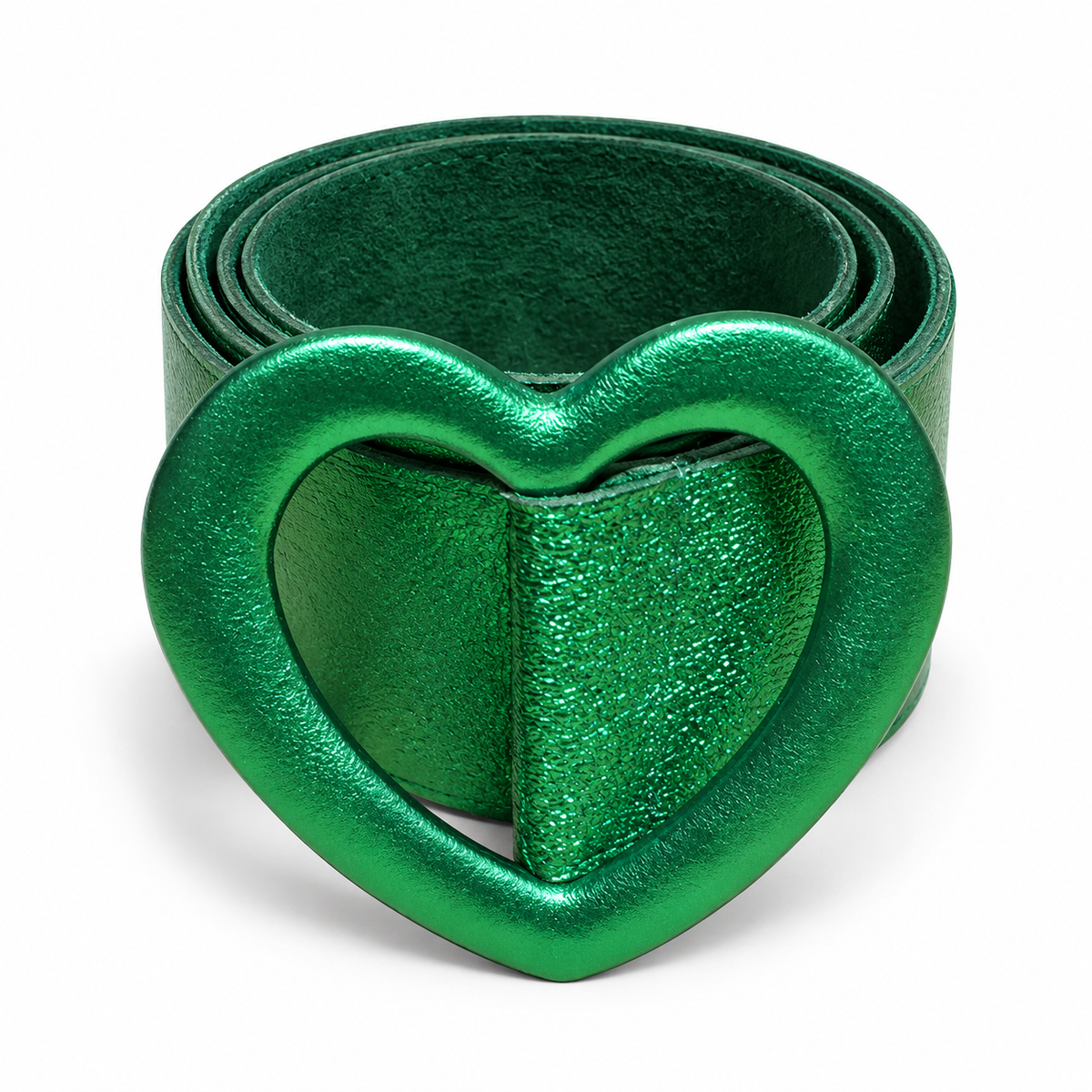 Cinturón corazón metalizado verde sobre fondo blanco