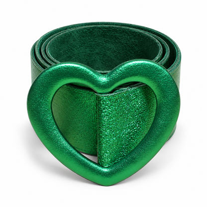 Cinturón corazón metalizado verde sobre fondo blanco