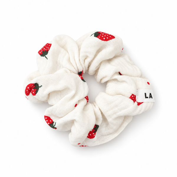 Coletero blanco con fresas sobre fondo blanco