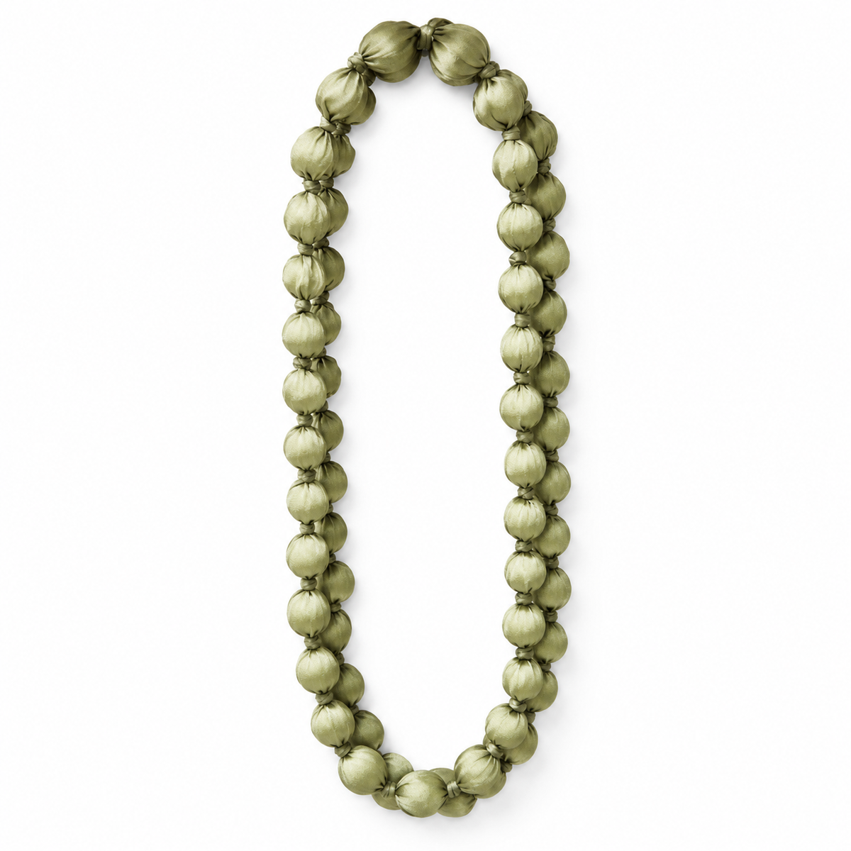 Collar de bolas de tela verde oliva sobre fondo blanco
