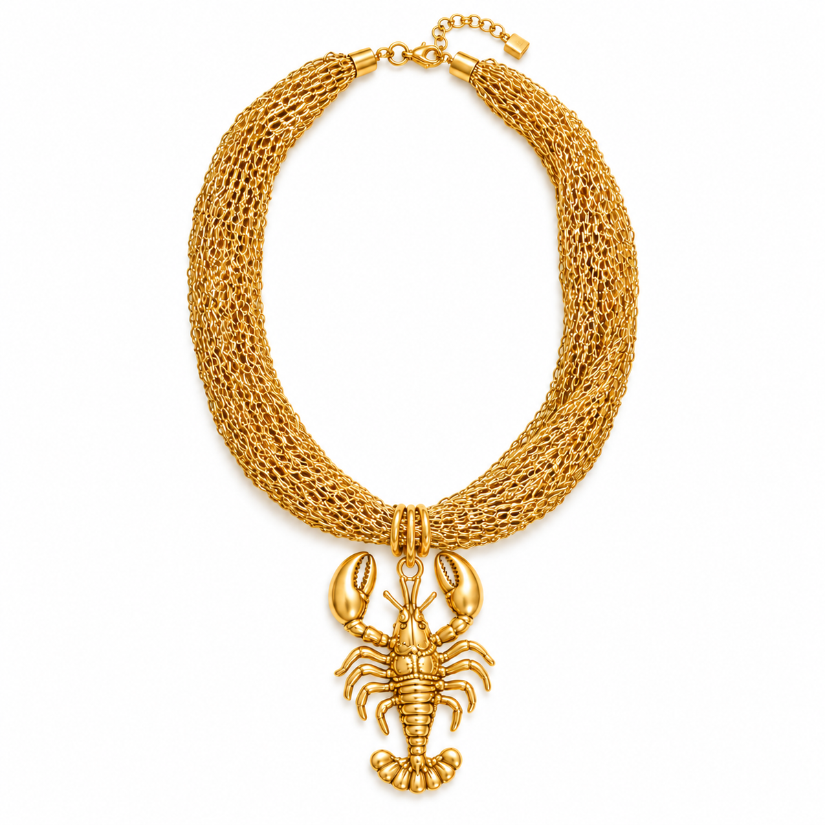Collar de malla dorada con langosta sobre fondo blanco