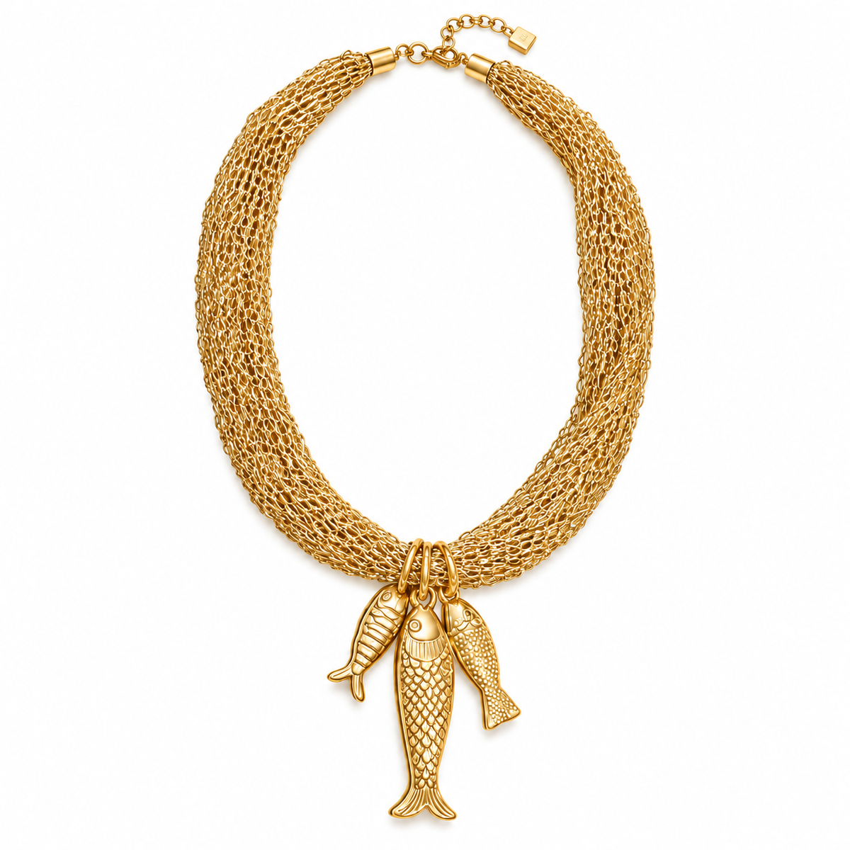 Collar de malla dorada con tres peces sobre fondo blanco