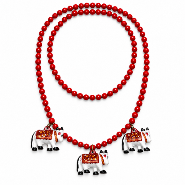 Collar rojo con tres vacas, fotografía de estudio sobre fondo blanco