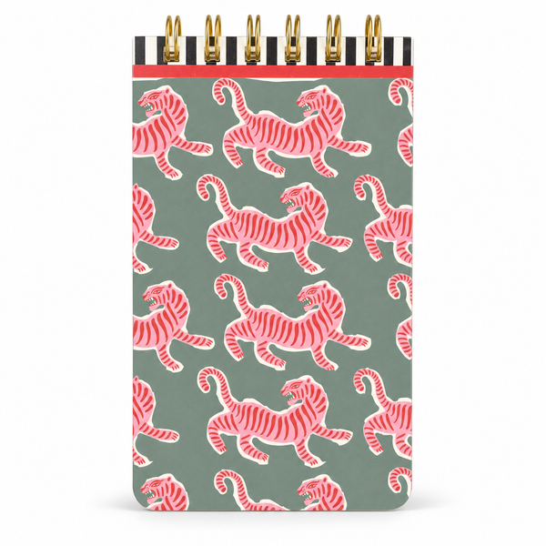 Cuaderno de anillas doradas con tigres rosas sobre fondo verde, foto de estudio