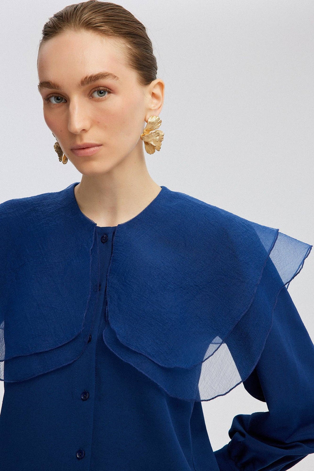 Camisa de Lino con Cuello de Organza Azul Marino