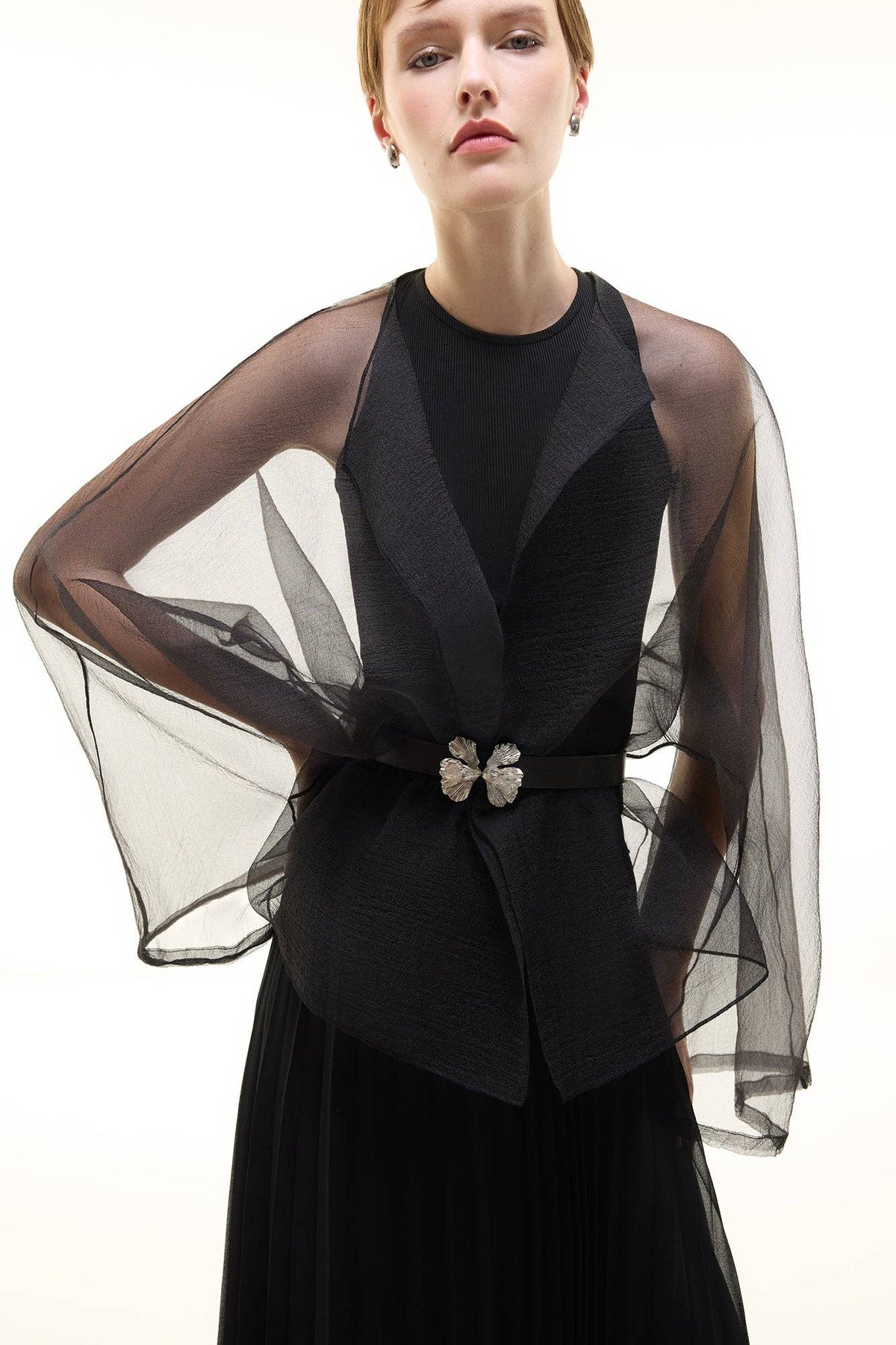 Chaqueta de Organza Negra con Lazo