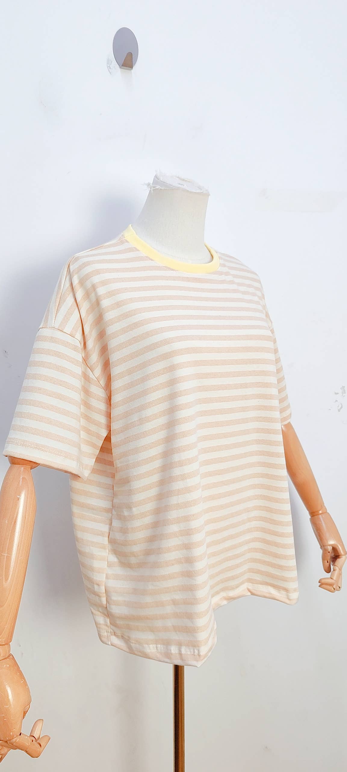 Camiseta de rayas de manga corta violeta