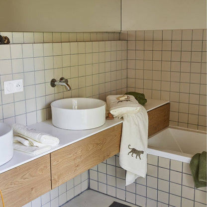 Toalla de Mano Blanca con Bordado Leopardo