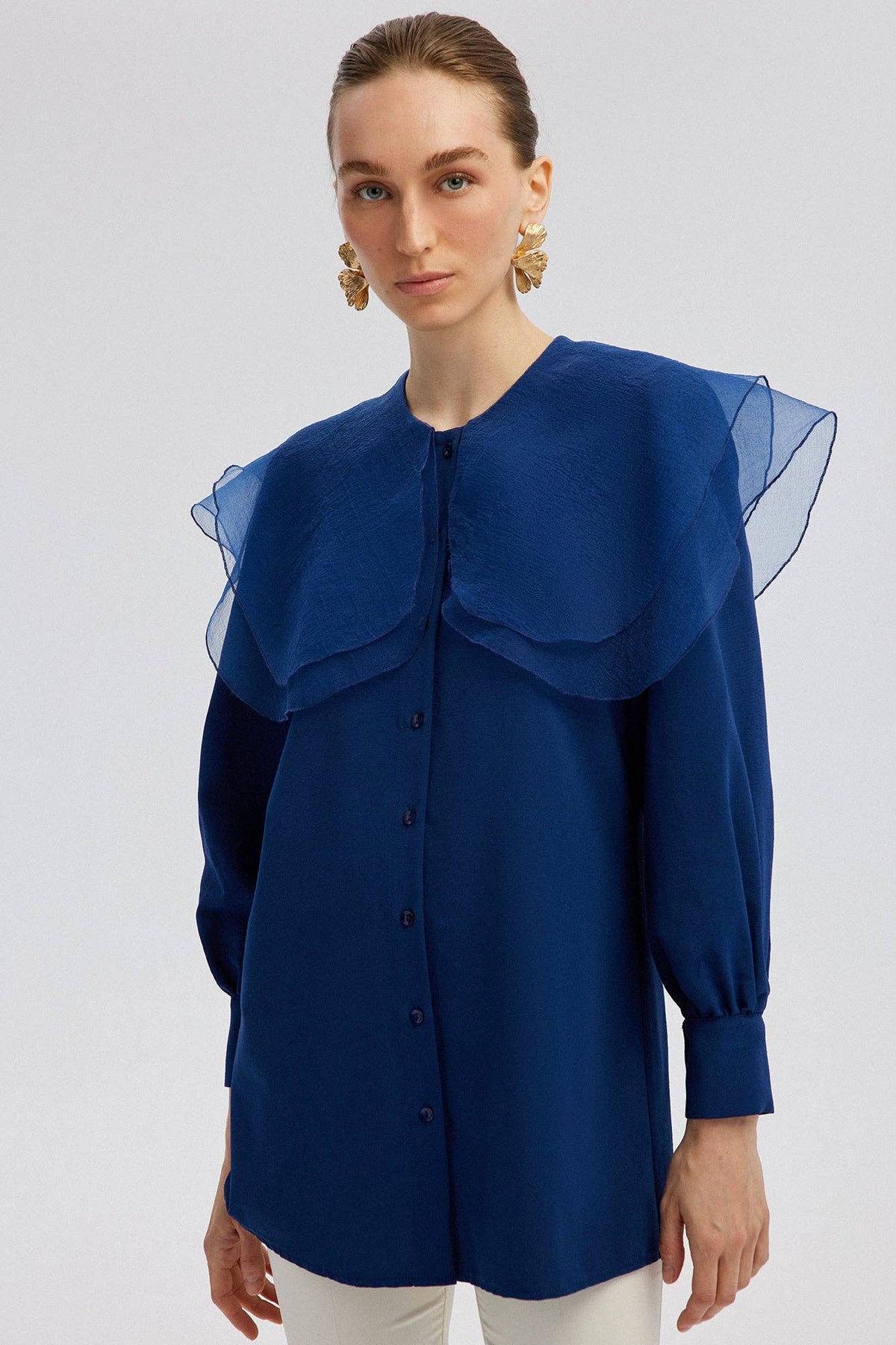 Camisa de Lino con Cuello de Organza Azul Marino