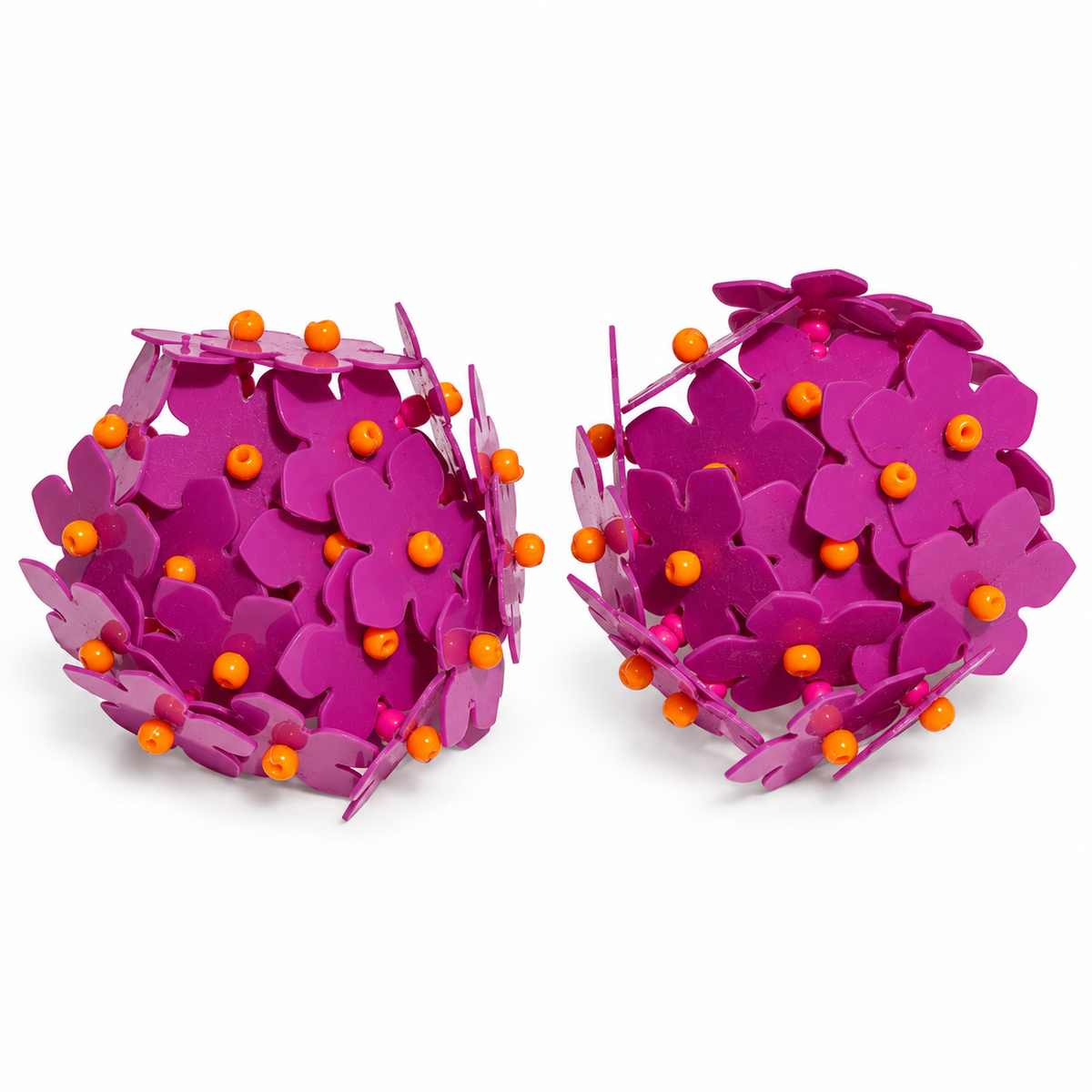 Pendientes Flor Transparentosa Morado Con Estambres Naranja — foto de estudio sobre fondo blanco