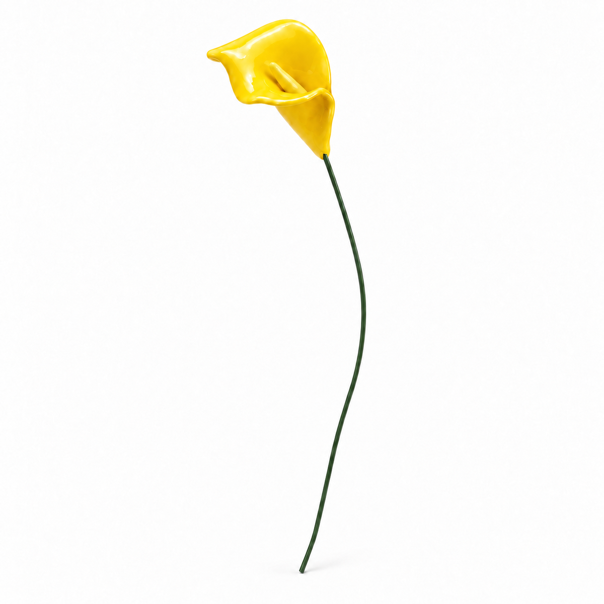 Flor de cerámica cala amarilla con tallo verde sobre fondo blanco