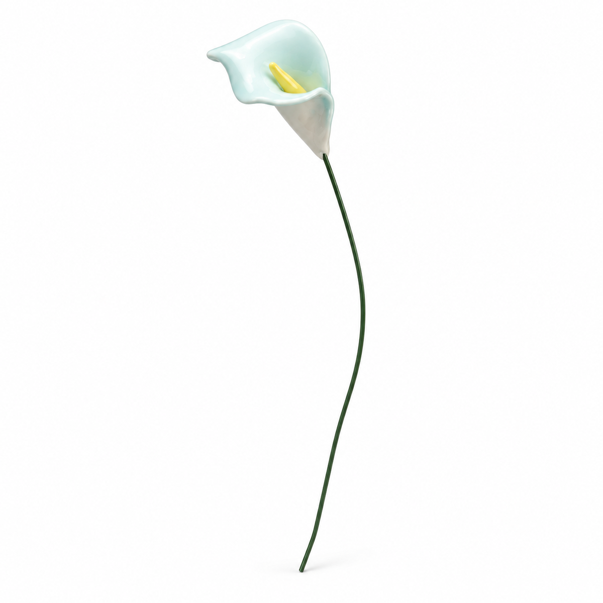 Flor de cerámica cala azul claro con centro amarillo y tallo verde sobre fondo blanco
