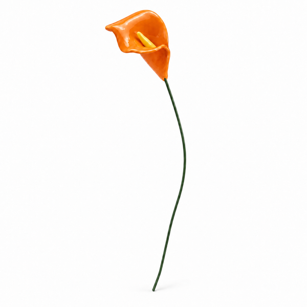 Flor de cerámica cala naranja con centro amarillo y tallo verde sobre fondo blanco