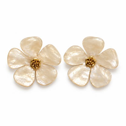 Par de pendientes flor nácar crema con centro dorado