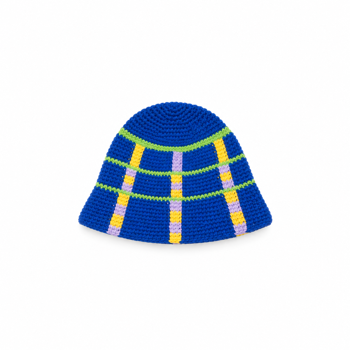 Gorro tejido azul de cuadros sobre fondo blanco