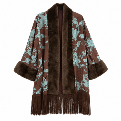 Kimono marrón con estampado turquesa, ribetes de pelo y flecos sobre fondo blanco