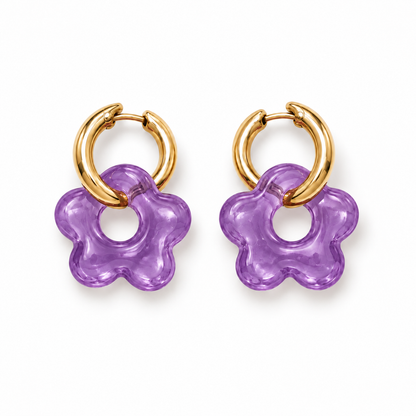 Mini pendientes de aro dorado con flor de resina morado