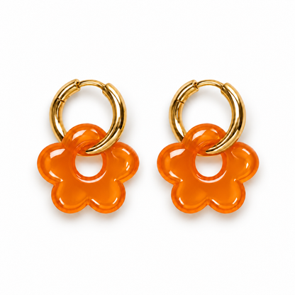 Mini pendientes de aro dorado con flor de resina naranja