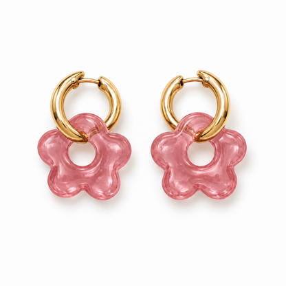 Mini pendientes de aro dorado con flor de resina rosa