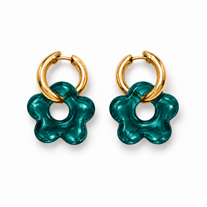 Mini pendientes de aro dorado con flor de resina verde petróleo