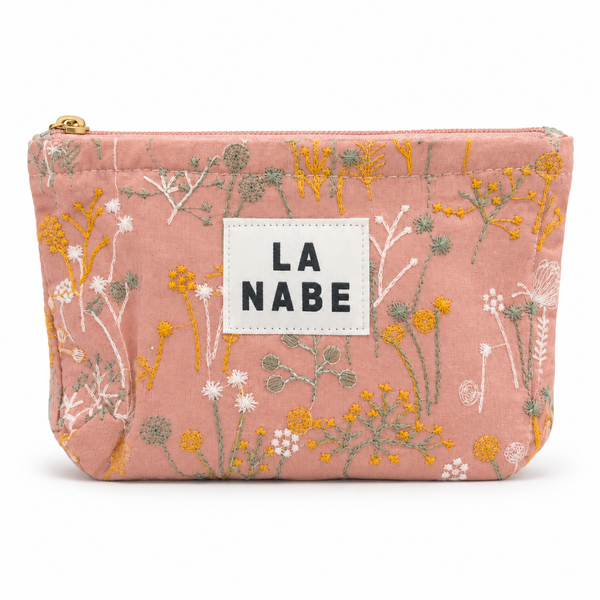 Monedero Rosa con Flores Bordadas — foto de estudio con fondo blanco