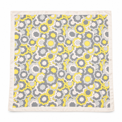 Pañuelo nubes flores rosa y amarillo sobre fondo blanco