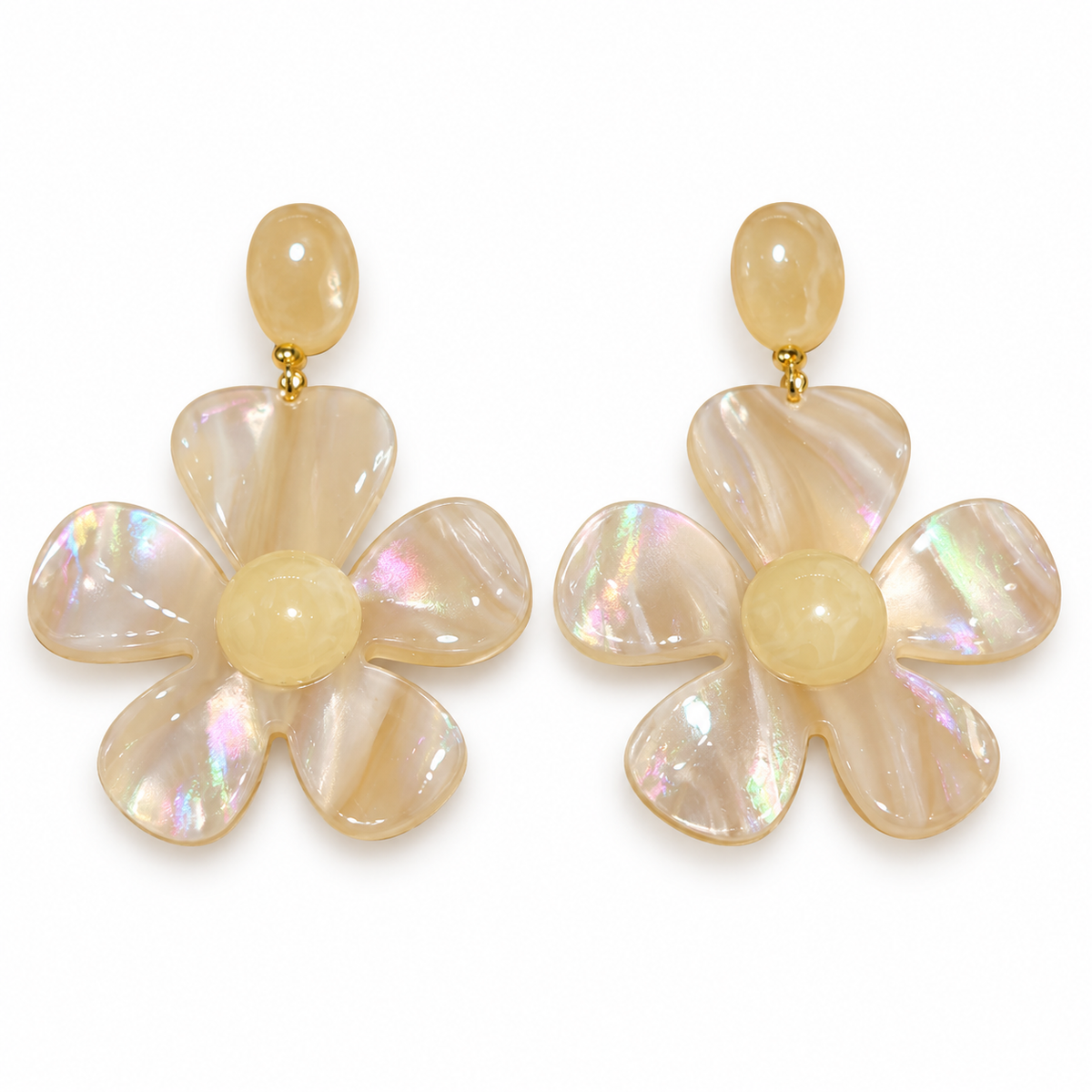 Pendientes de flor nacarada iridiscente color crema sobre fondo blanco