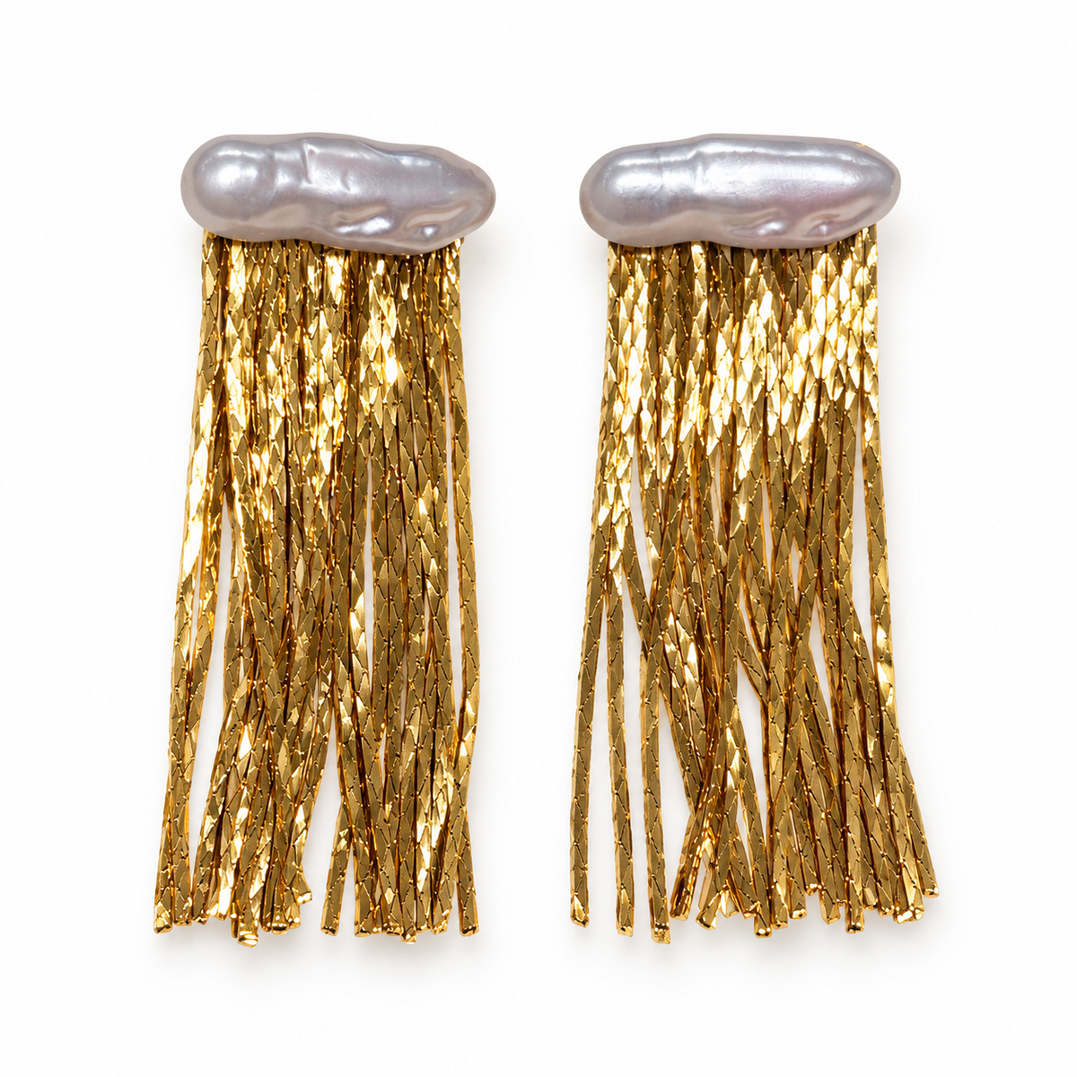 Pendientes de perla gris con flecos dorados sobre fondo blanco