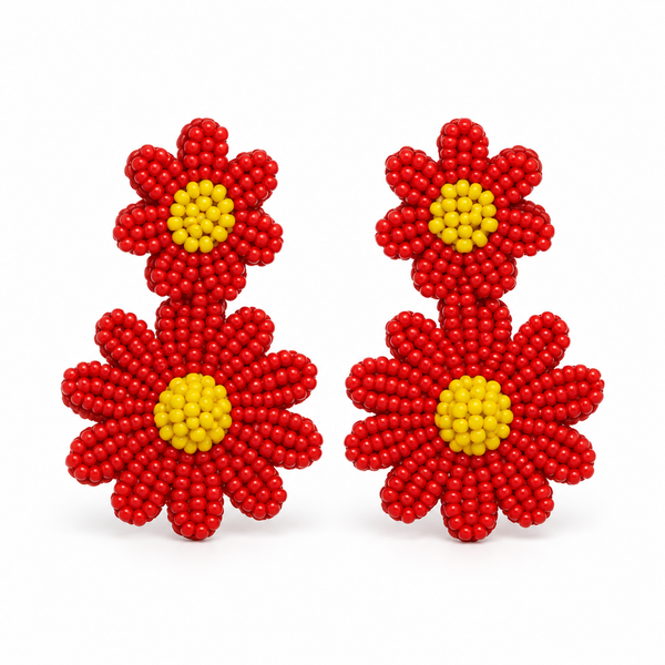 Par de pendientes de doble flor de cuentas rojo y amarillo sobre fondo blanco