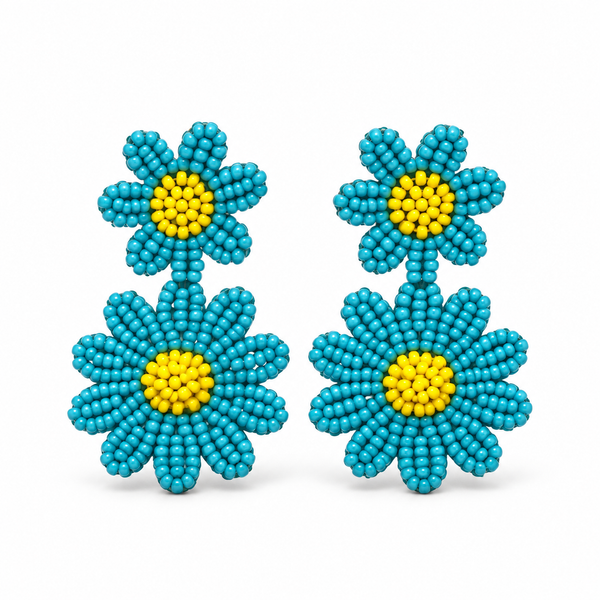 Par de pendientes de doble flor de cuentas verde azulado y amarillo sobre fondo blanco