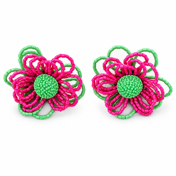 Pendientes Flor Cuentas con Aura Fucsia Verde sobre fondo blanco