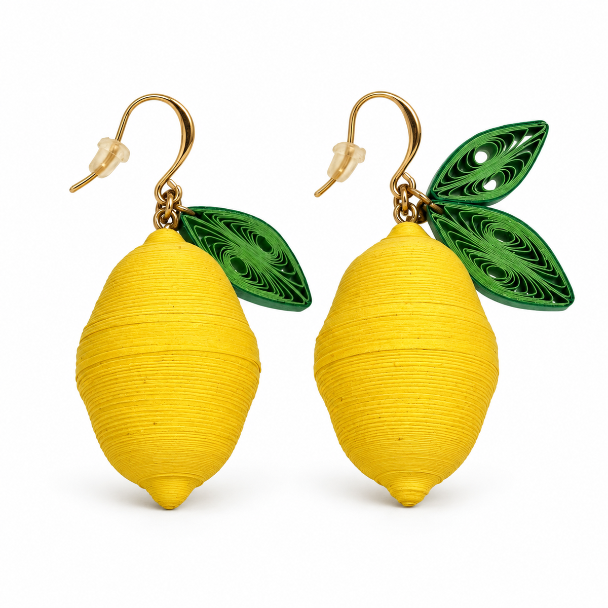 Pendientes Papel en Forma de Limón, foto de estudio sobre fondo blanco