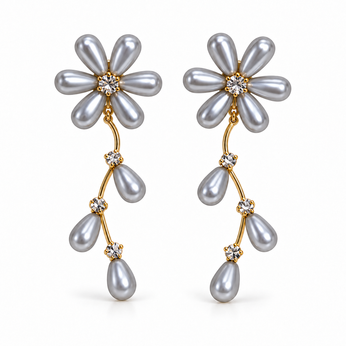 Pendientes de flor con perlas grises y brillantes sobre fondo blanco
