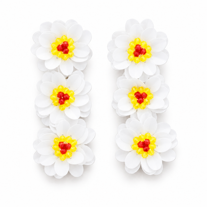 Pendientes Lentejuelas en Triple Flor Blanco — foto de estudio