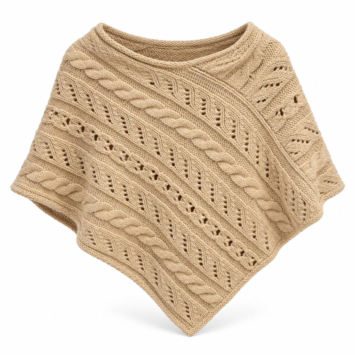 Poncho beige de punto con ochos y calados sobre fondo blanco