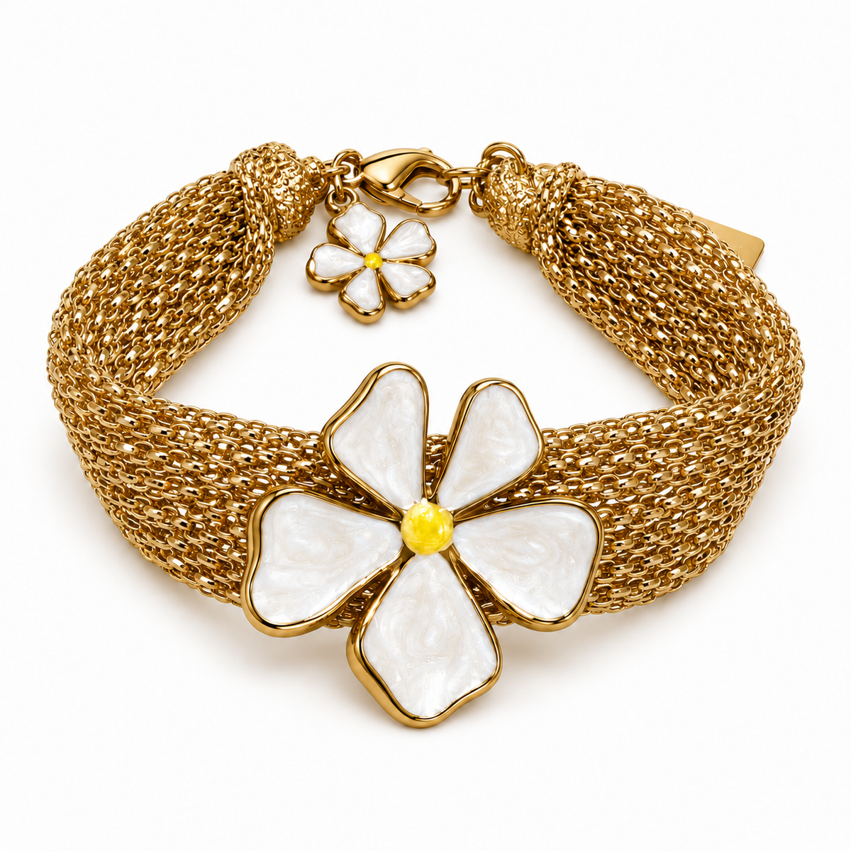 Pulsera de malla dorada con flor blanca sobre fondo blanco