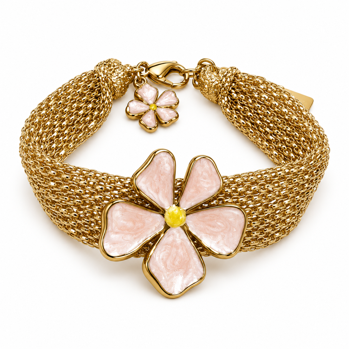Pulsera de malla dorada con flor rosa sobre fondo blanco