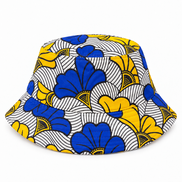 Sombrero tela wax blanco y negro con flores azules y amarillas sobre fondo blanco