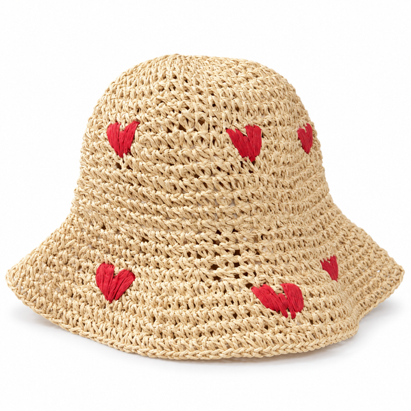 Sombrero de yute con corazones rojos sobre fondo blanco