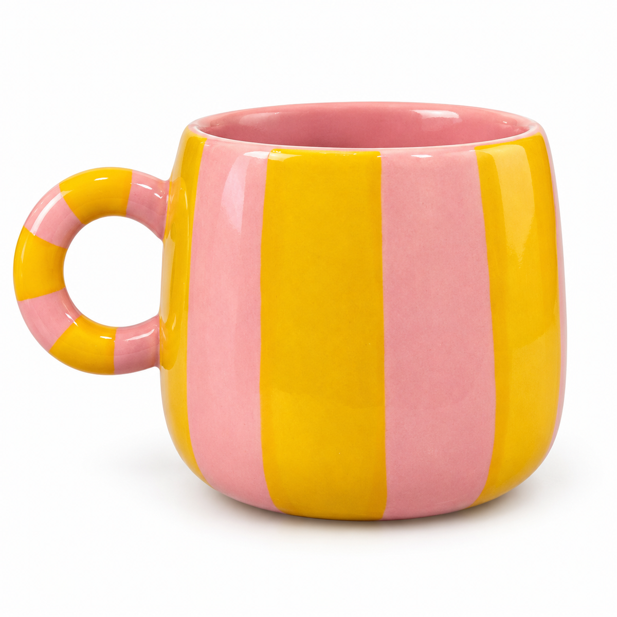 Taza de rayas amarillas y rosas sobre fondo blanco